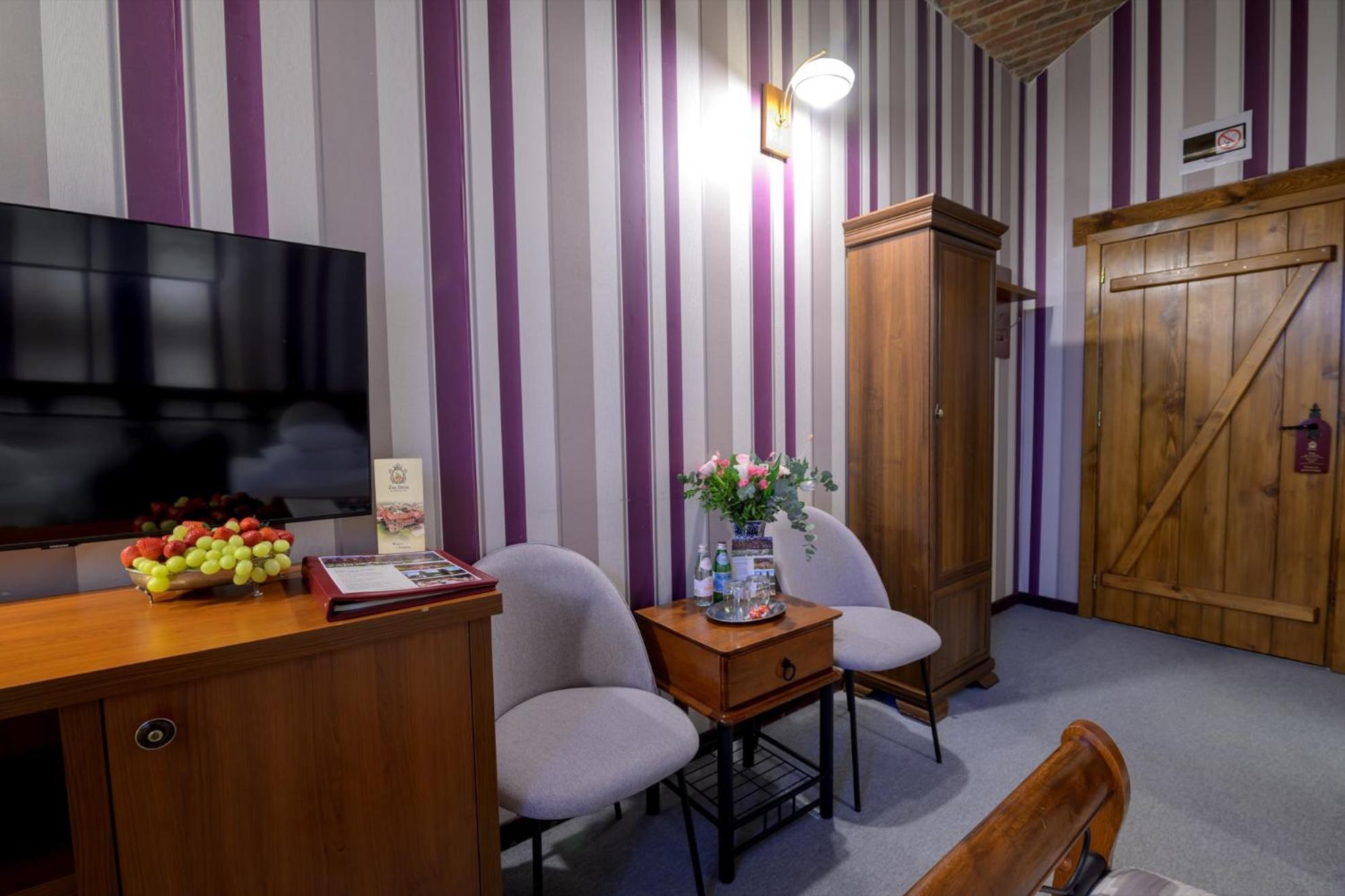 Zabi Dwor - Hotel - Restauracja - Spa 지엘로나구라 외부 사진